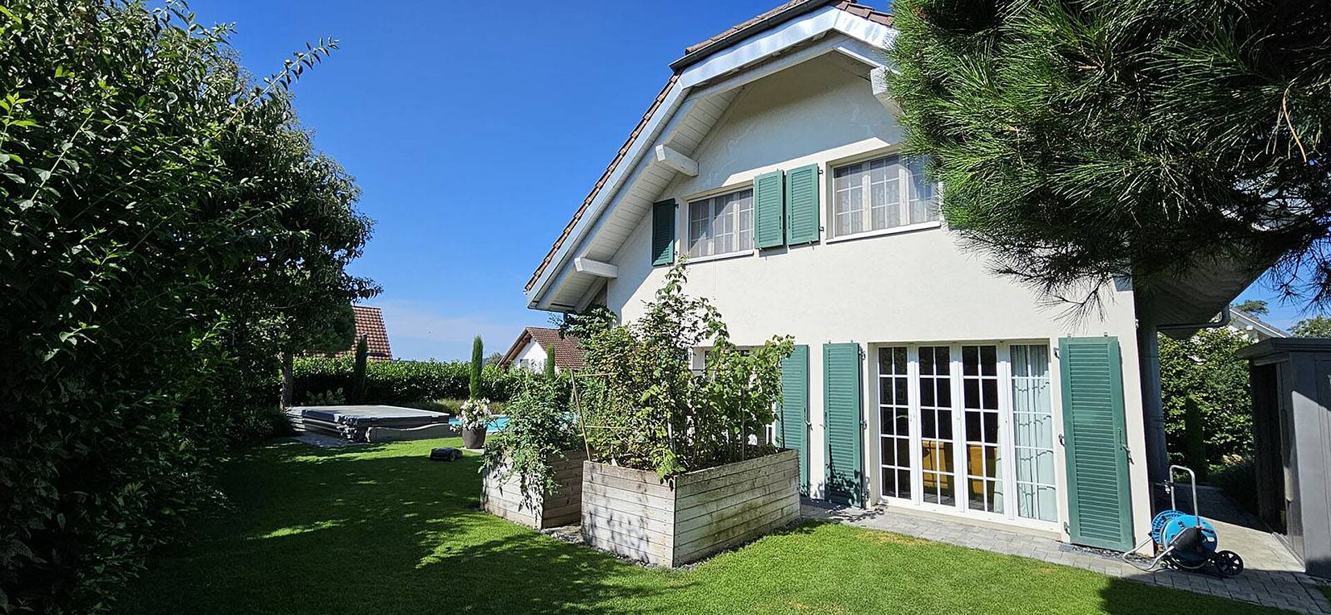 MAISON LOUEE - Magnifique maison individuelle de 5,5 pièces avec piscine - Situation calme à 5 mn de Morat